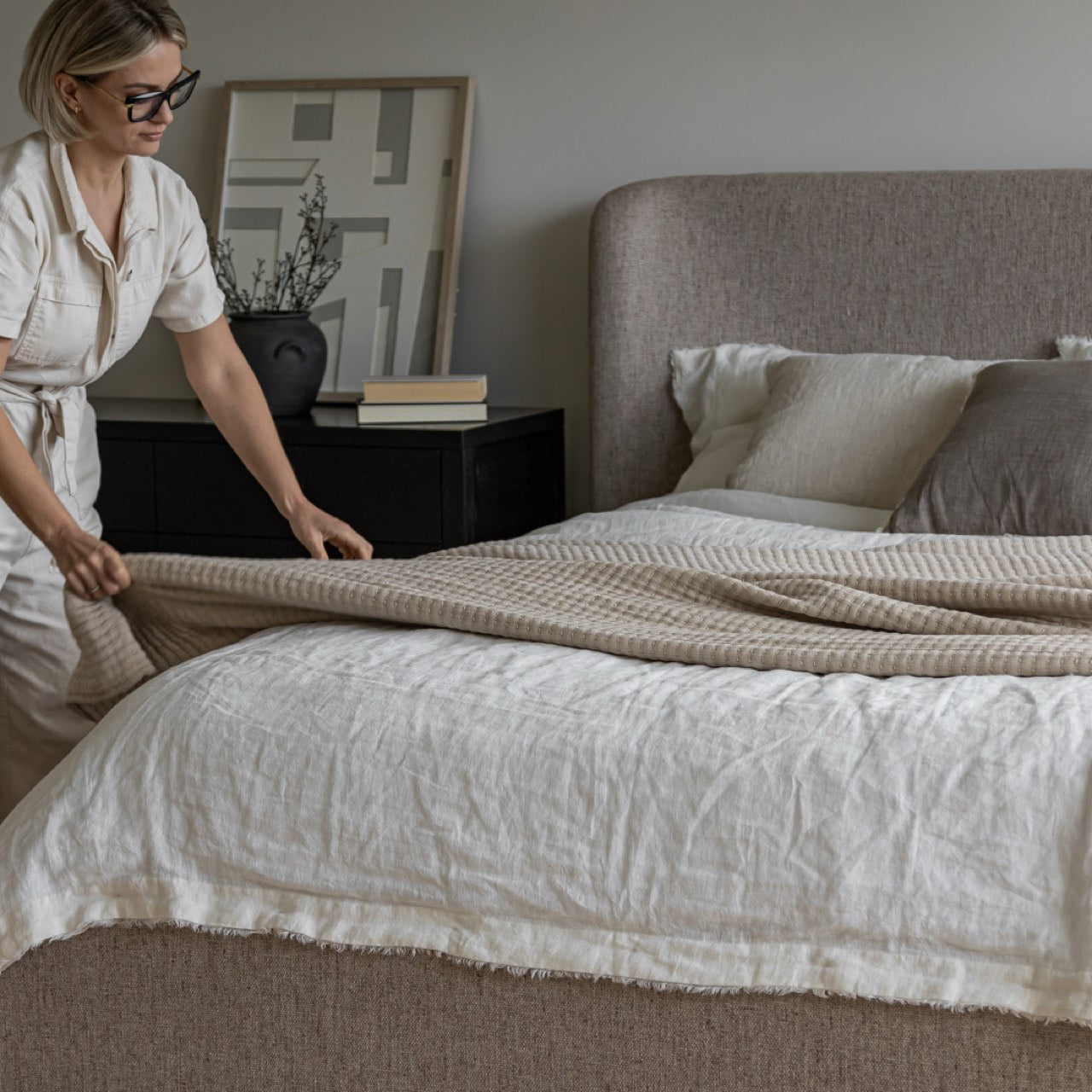 Faye King Bed With Curved Headboard - Perfect Taupe